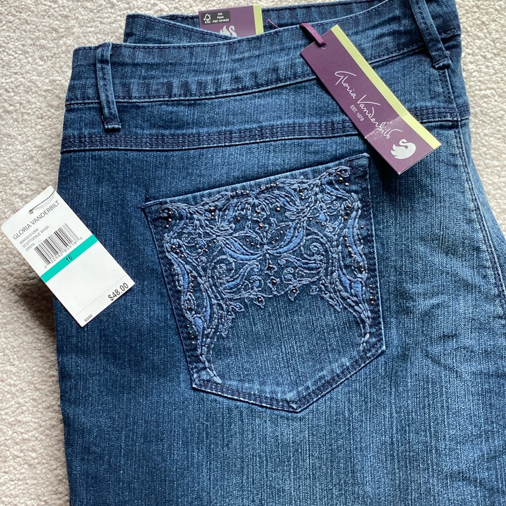 NWT Gloria Vanderbilt all around slimming effect denim capri w/ embellishments.